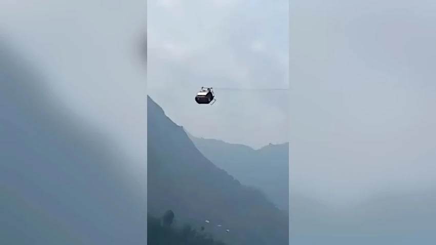 Lực lượng cứu hộ ở Pakistan đang cố gắng tiếp cận 6 trẻ em và 2 người lớn bị mắc kẹt trên cáp treo cao 275 m ở tỉnh Khyber Pakthtunkhawa (Pakistan) ngày 22-8. Ảnh: CNN Lực lượng cứu hộ ở Pakistan đang cố gắng tiếp cận 6 trẻ em và 2 người lớn bị mắc kẹt trên cáp treo cao 275 m ở tỉnh Khyber Pakthtunkhawa (Pakistan) ngày 22-8. Ảnh: CNN