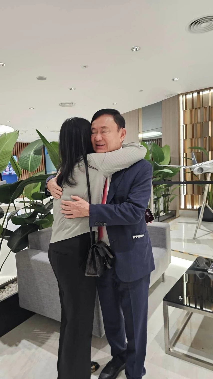 Bà Yingluck Shinawatra tiễn ông Thaksin Shinawatra về Thái Lan. Ảnh: YINGLUCK SHINAWATRA