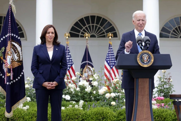 Tổng thống Mỹ Joe Biden (phải) và Phó Tổng thống Kamala Harris phát biểu tại Nhà Trắng, thủ đô Washington D.C (Mỹ) ngày 13-5. Ảnh: GETTY IMAGES