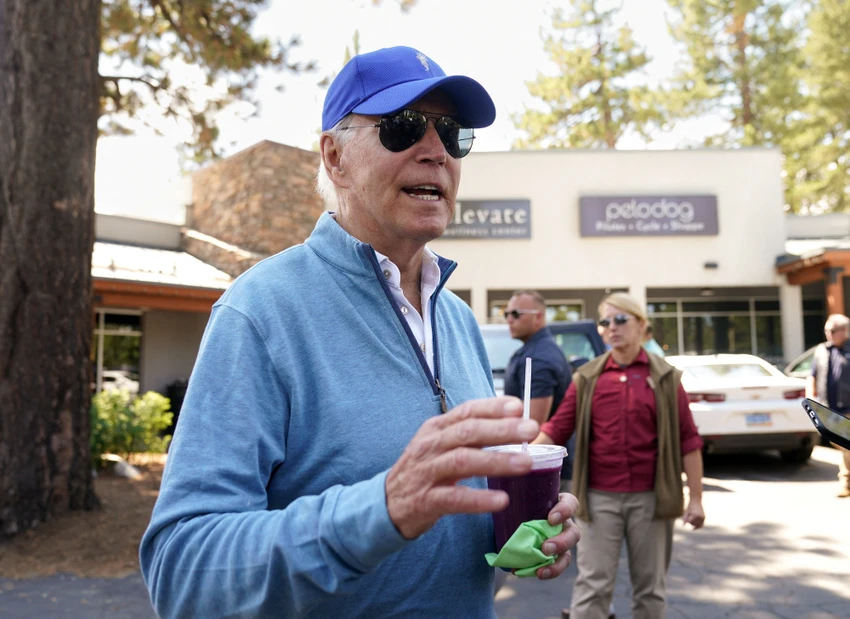 Tổng thống Mỹ Joe Biden nói chuyện với các phóng viên CNN ở bang California (Mỹ) về vụ máy bay Nga rơi. Ảnh: CNN Tổng thống Mỹ Joe Biden nói chuyện với các phóng viên CNN ở bang California (Mỹ) về vụ máy bay Nga rơi. Ảnh: CNN