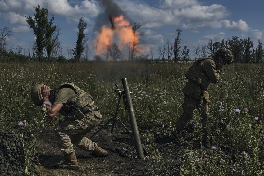 Binh sĩ Ukraine khai hỏa súng cối nhắm mục tiêu quân Nga tại TP Bakhmut (tỉnh Donetsk, Ukraine) hôm 12-8. Ảnh: AP Binh sĩ Ukraine khai hỏa súng cối nhắm mục tiêu quân Nga tại TP Bakhmut (tỉnh Donetsk, Ukraine) hôm 12-8. Ảnh: AP