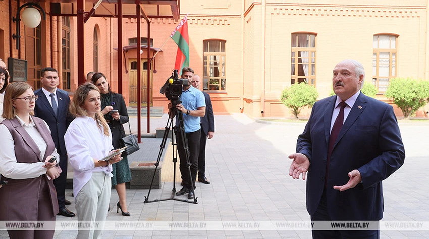 Tổng thống Belarus Alexander Lukashenko trả lời phỏng vấn tại Đại học Quốc gia Belarus, ở thủ đô Minsk (Belarus) ngày 25-8. Ảnh: BELTA Tổng thống Belarus Alexander Lukashenko trả lời phỏng vấn tại Đại học Quốc gia Belarus, ở thủ đô Minsk (Belarus) ngày 25-8. Ảnh: BELTA