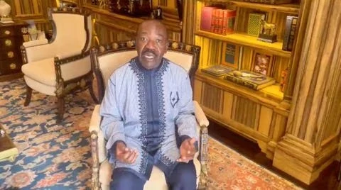 Tổng thống Gabon bị lật đổ Ali Bongo trong video kêu gọi sự ủng hộ sau khi bị quân đội quản thúc hôm 30-8. Ảnh: REUTERS Tổng thống Gabon bị lật đổ Ali Bongo trong video kêu gọi sự ủng hộ sau khi bị quân đội quản thúc hôm 30-8. Ảnh: REUTERS