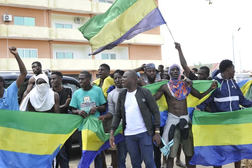 Người dân cầm quốc kỳ Gabon ăn mừng ở thủ đô Libreville (Gabon) ngày 30-8. Ảnh: AFP Người dân cầm quốc kỳ Gabon ăn mừng ở thủ đô Libreville (Gabon) ngày 30-8. Ảnh: AFP