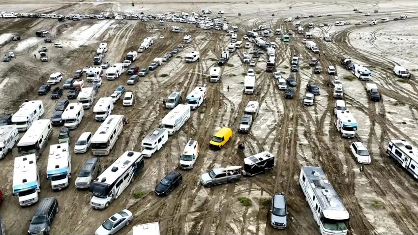 Các phương tiện đang cố gắng rời khỏi lễ hội Burning Man hôm 3-9. Ảnh: CNN