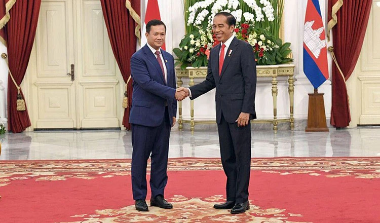Thủ tướng Campuchia Hun Manet (trái) gặp Tổng thống Indonesia Joko Widodo bên lề thượng đỉnh ASEAN tại thủ đô Jakarta (Indonesia) ngày 4-9. Ảnh: KHMER TIMES Thủ tướng Campuchia Hun Manet (trái) gặp Tổng thống Indonesia Joko Widodo bên lề thượng đỉnh ASEAN tại thủ đô Jakarta (Indonesia) ngày 4-9. Ảnh: KHMER TIMES