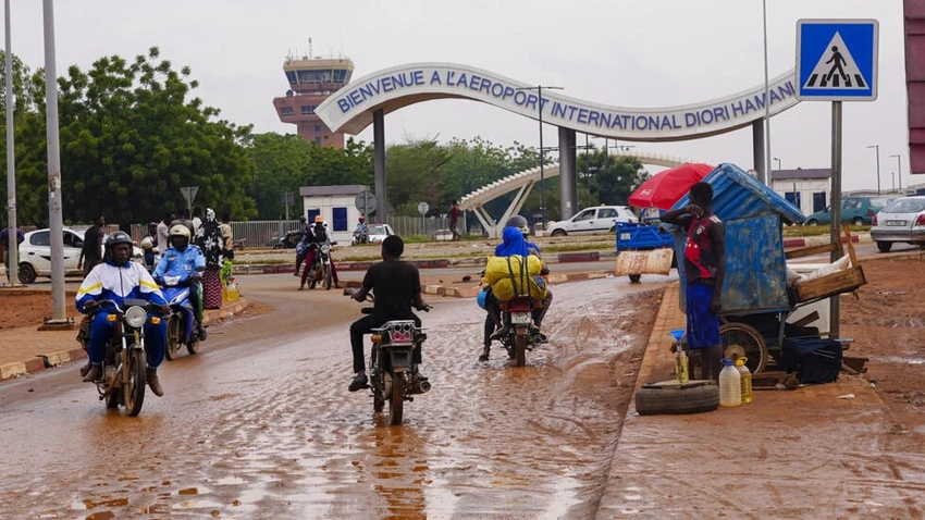 Lối vào sân bay ở thủ đô Niamey (Niger) ngày 8-8. Ảnh: AP Lối vào sân bay ở thủ đô Niamey (Niger) ngày 8-8. Ảnh: AP