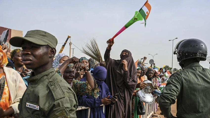 Cảnh sát Niger đứng gác khi những người biểu tình tụ tập bên ngoài căn cứ không quân của Pháp ở thủ đô Niamey (Niger) ngày 30-8 để yêu cầu quân đội Pháp rút lui. Ảnh: AFP Cảnh sát Niger đứng gác khi những người biểu tình tụ tập bên ngoài căn cứ không quân của Pháp ở thủ đô Niamey (Niger) ngày 30-8 để yêu cầu quân đội Pháp rút lui. Ảnh: AFP
