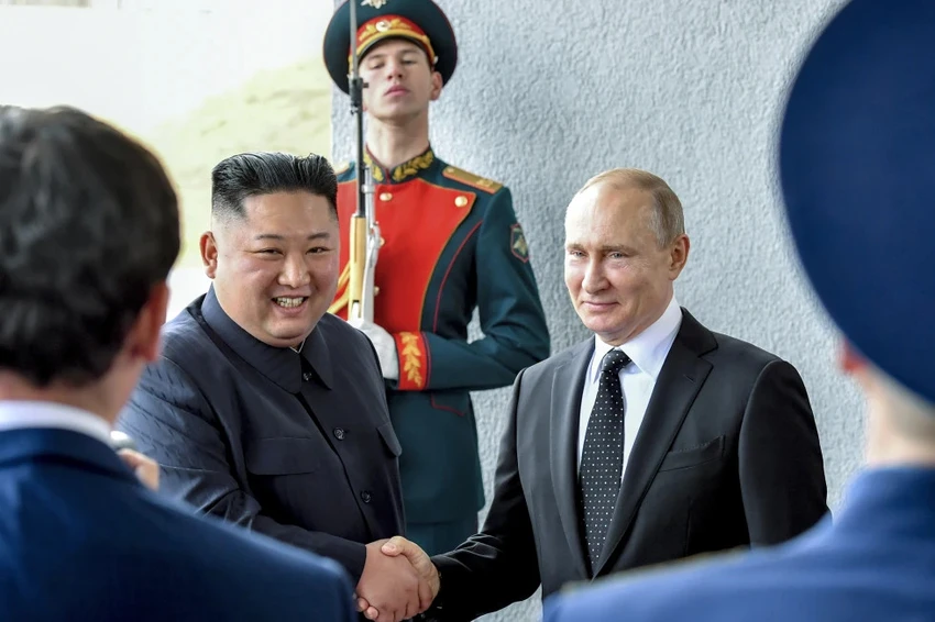 Tổng thống Nga Vladimir Putin (phải) và lãnh đạo Triều Tiên Kim Jong-un trong cuộc gặp ở TP Vladivostok (Nga) ngày 25-4-2019. Ảnh: AP Tổng thống Nga Vladimir Putin (phải) và lãnh đạo Triều Tiên Kim Jong-un trong cuộc gặp ở TP Vladivostok (Nga) ngày 25-4-2019. Ảnh: AP