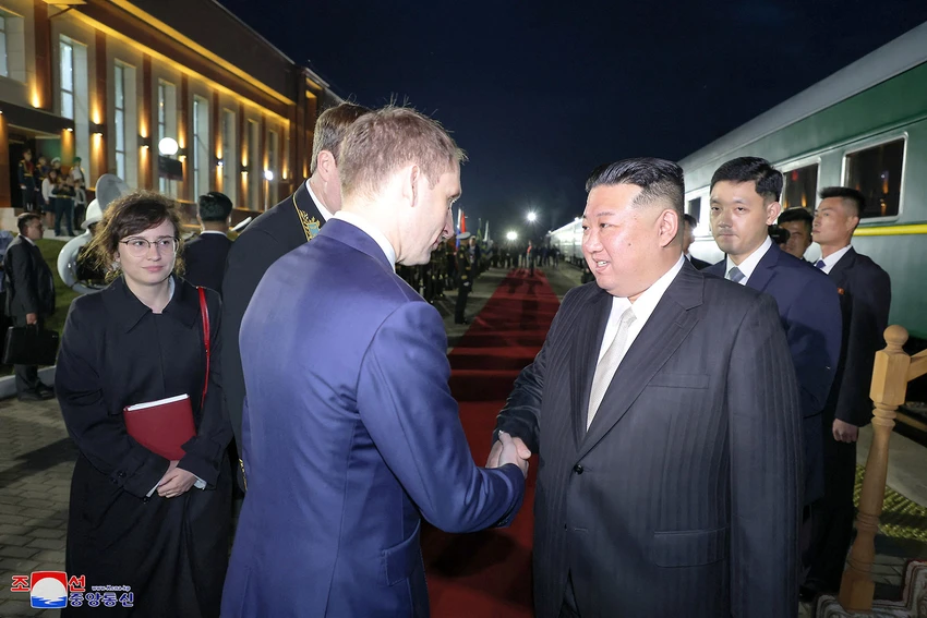Lãnh đạo Triều Tiên Kim Jong-un (phải) được Bộ trưởng Bộ Tài nguyên và Môi trường Nga Alexander Kozlov chào đón tại nhà ga Khasan, tỉnh Primorsky Krai (Nga) ngày 12-9. Ảnh: KCNA Lãnh đạo Triều Tiên Kim Jong-un (phải) được Bộ trưởng Bộ Tài nguyên và Môi trường Nga Alexander Kozlov chào đón tại nhà ga Khasan, tỉnh Primorsky Krai (Nga) ngày 12-9. Ảnh: KCNA
