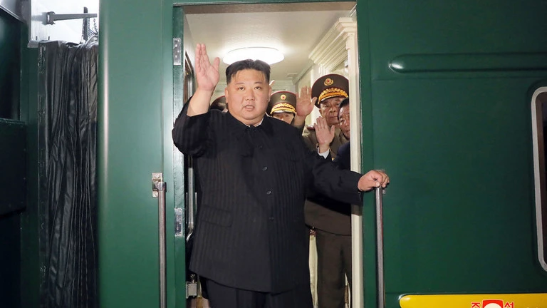 Lãnh đạo Triều Tiên Kim Jong-un vẫy tay chào người dân trước khi khởi hành từ thủ đô Bình Nhưỡng (Triều Tiên) đến Nga. Ảnh: KCNA Lãnh đạo Triều Tiên Kim Jong-un vẫy tay chào người dân trước khi khởi hành từ thủ đô Bình Nhưỡng (Triều Tiên) đến Nga. Ảnh: KCNA