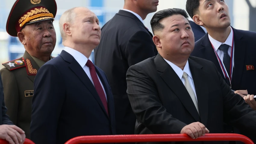 Tổng thống Nga Vladimir Putin (trái) và nhà lãnh đạo Triều Tiên Kim Jong-un thăm sân bay vũ trụ Vostochny, tỉnh Amur, vùng Viễn Đông (Nga) ngày 13-9. Ảnh: RT Tổng thống Nga Vladimir Putin (trái) và nhà lãnh đạo Triều Tiên Kim Jong-un thăm sân bay vũ trụ Vostochny, tỉnh Amur, vùng Viễn Đông (Nga) ngày 13-9. Ảnh: RT