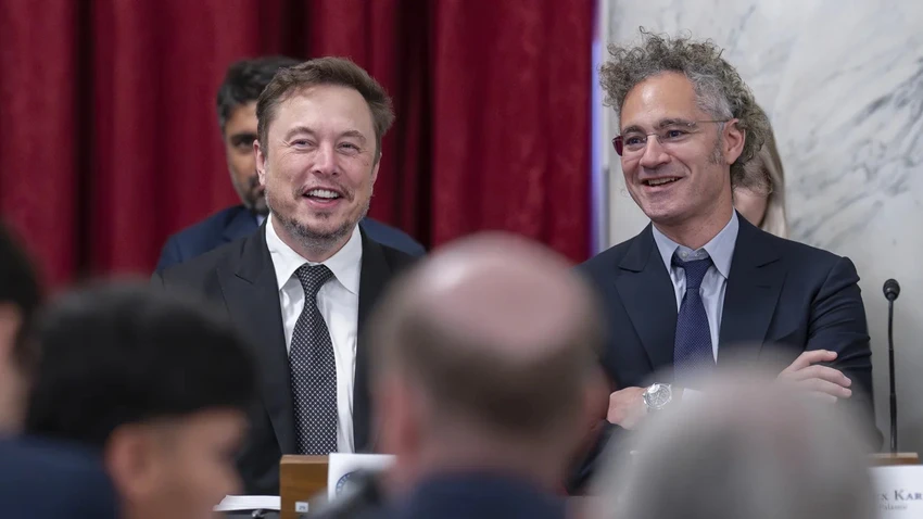 Ông Elon Musk - Giám đốc điều hành hãng xe Tesla (trái) và ông Alex Karp - Giám đốc điều hành công ty phần mềm Palantir Technologies dự "Diễn đàn chuyên sâu về AI" tại quốc hội Mỹ ngày 13-9. Ảnh: AP