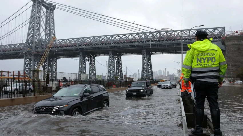 Ảnh, Video: TP New York tê liệt vì mưa lớn gây ngập lụt