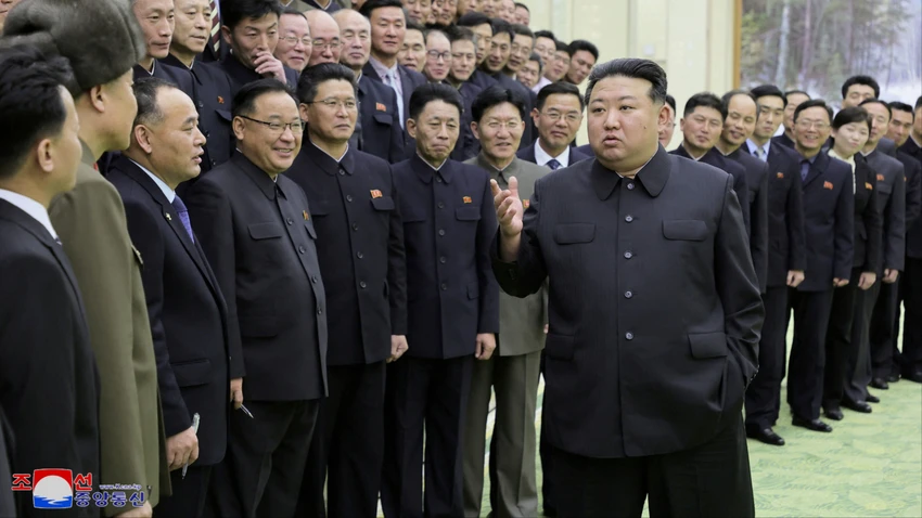 Lãnh đạo Triều Tiên Kim Jong-un gặp gỡ các thành viên Ủy ban chuẩn bị phóng vệ tinh không thường trực. Triều Tiên vừa phóng vệ tinh do thám.