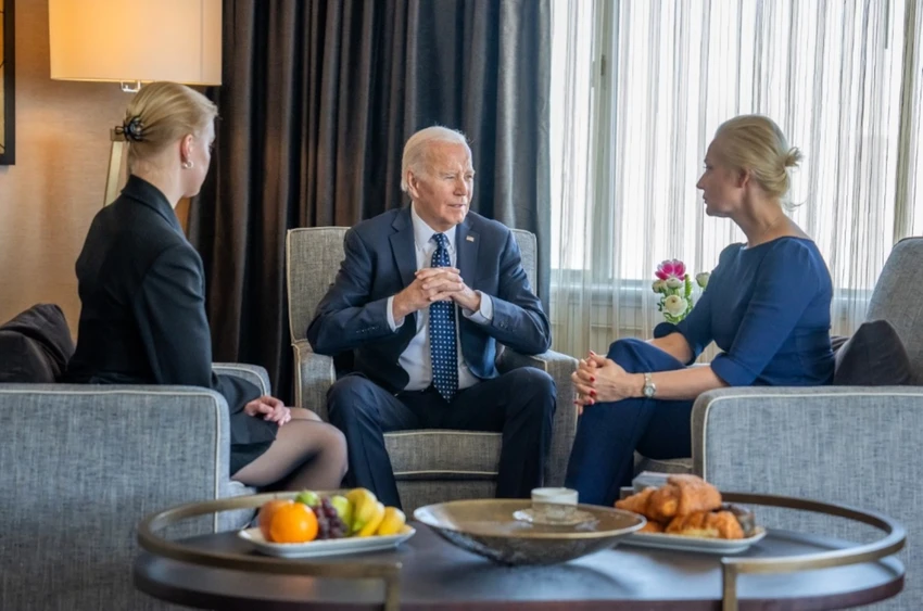 Ông Biden thăm gia đình ông Navalny, tuyên bố trừng phạt hàng trăm mục tiêu Nga