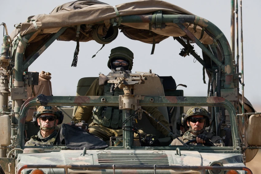 Binh sĩ Israel trên một chiếc xe quân sự gần biên giới Israel-Dải Gaza ngày 28-2 trong bối cảnh xung đột Israel-Hamas tiếp diễn.