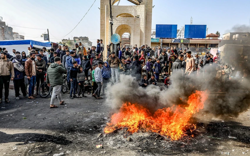 Xung đột Israel-Hamas 29-2: Người Palestine biểu tình ở TP Rafah (cực nam Dải Gaza) ngày 28-2 để phản đối tình trạng khan hiếm lương thực do xung đột Israel-Hamas. Ảnh: THE TIMES OF ISRAEL
