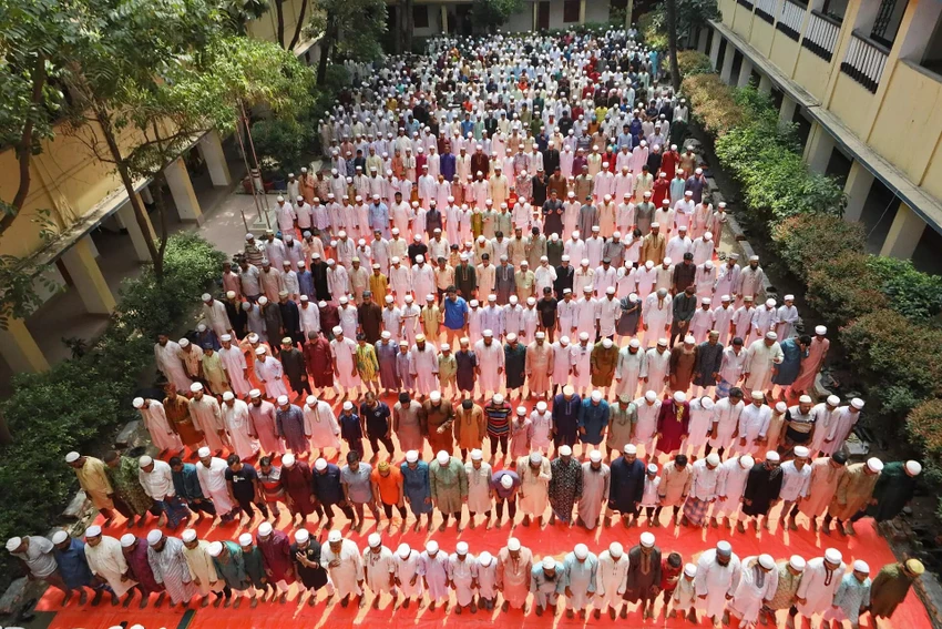 Muôn kiểu chống nắng, cầu mưa