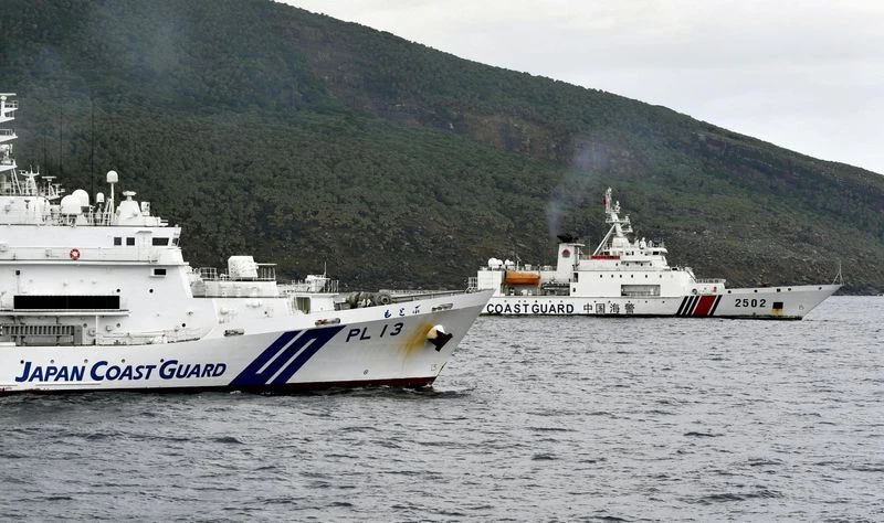 Tàu hải cảnh Trung Quốc đi gần tàu Cảnh sát biển Nhật ngoài khơi quần đảo Senkaku (Điếu Ngư) hồi tháng 4. Ảnh: REUTERS