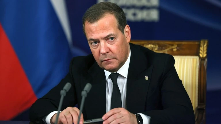 ông Medvedev nói rằng Thủ tướng Đức Olaf Scholz và Tổng thống Pháp Emmanuel Macron nên “nghỉ hưu” sau thất bại trong cuộc bầu cử Nghị viện châu Âu.