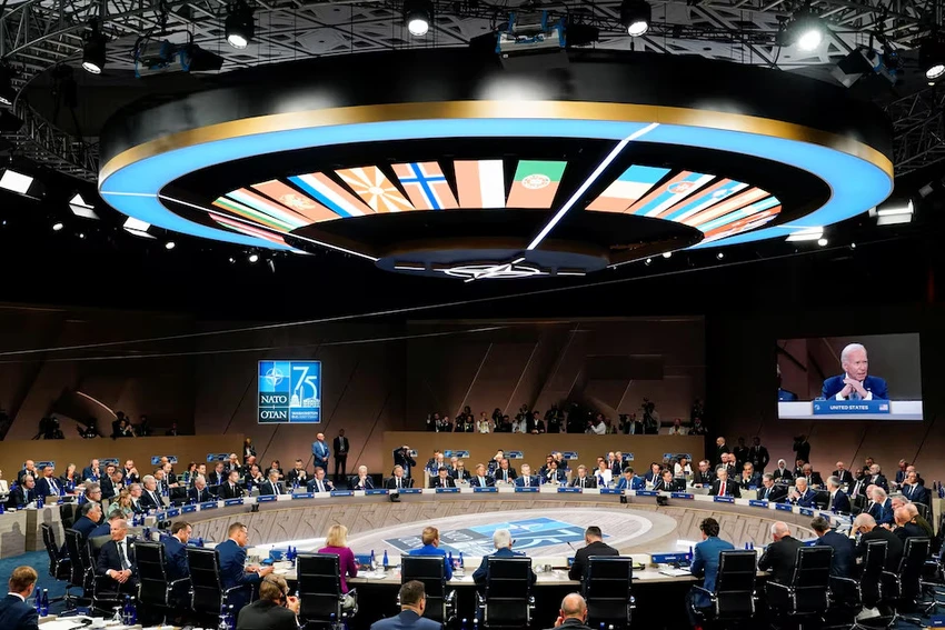 NATO bắt đầu chuyển giao tiêm kích F-16 cho Ukraine