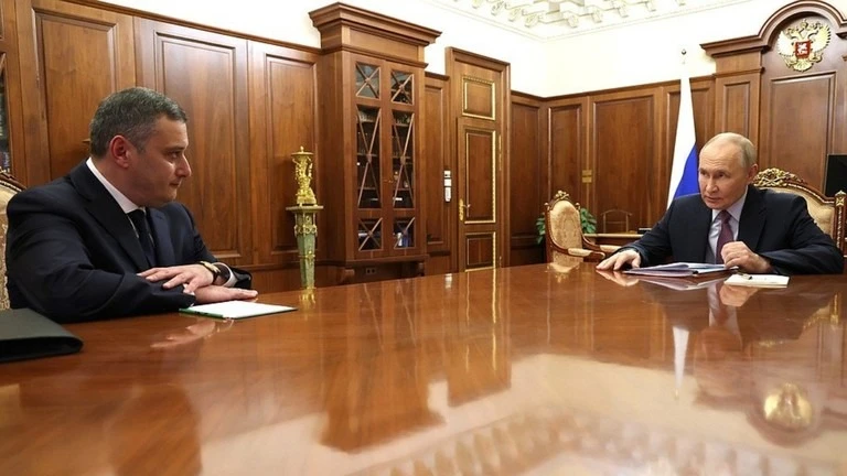 Tổng thống Nga Vladimir Putin bổ nhiệm hạ nghị sĩ Aleksandr Khinshtein làm quyền tỉnh trưởng tỉnh Kursk.jpg