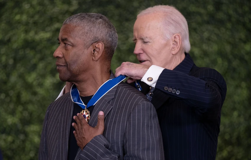 Ông Biden tặng Huân chương Tự do cho bà Clinton, siêu sao Messi,...