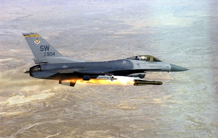 Tiêm kích F-16: Bước ngoặt cho phòng không Ukraine?
