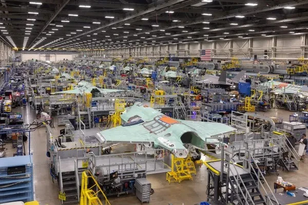 ben-trong-nha-may-san-xuat-tiem-kich-f-35-lon-nhat-the-gioi-2.jpg