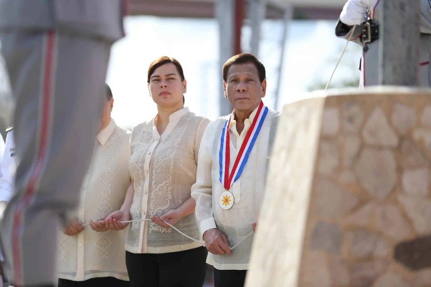 Phó tổng thống Philippines đến Hà Lan sau khi cha bà bị bắt