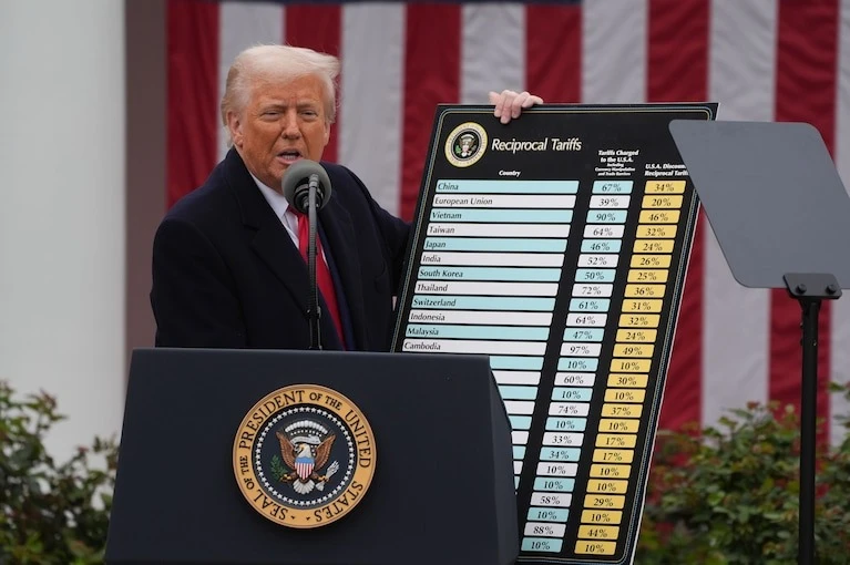 Tổng thống Mỹ Donald Trump công bố áp thuế đối ứng lên các nước, tại Vườn Hồng (Nhà Trắng) ngày 2-4. Ảnh: THE NEW YORK TIMES