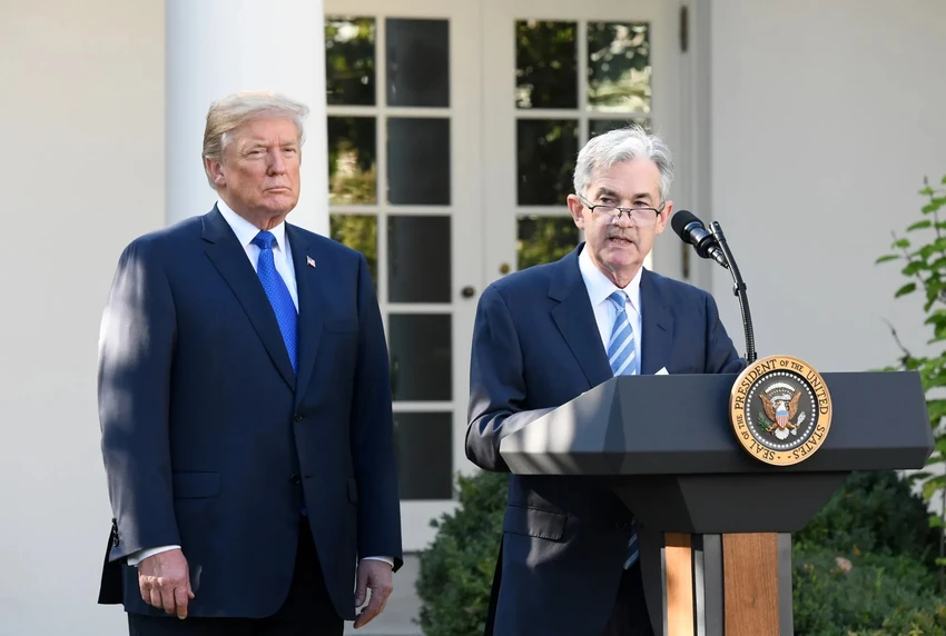 Tổng thống Mỹ Donald Trump (trái) và Chủ tịch Cục Dự trữ Liên bang Mỹ
