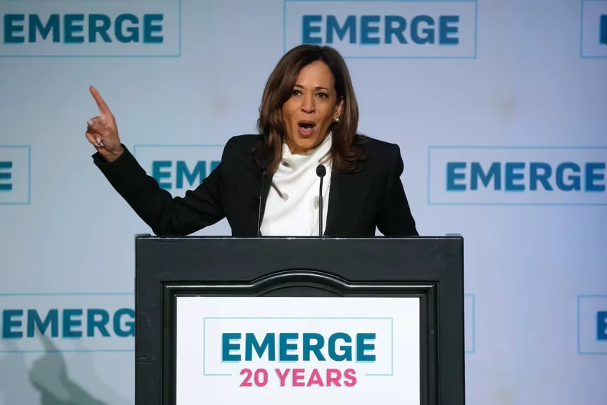 Cựu Phó Tổng thống Mỹ Kamala Harris phát biểu tại TP San Francisco (bang California) ngày 30-4. Ảnh: GETTY IMAGES