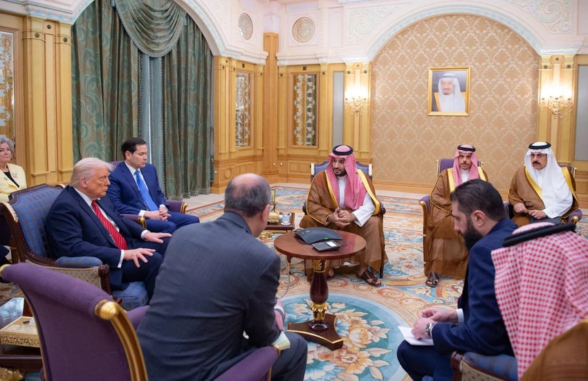 Cuộc gặp giữa phái đoàn Mỹ với Tổng thống lâm thời Syria - ông Ahmed al-Sharaa tại Saudi Arabia ngày 14-5. Ảnh: SAUDI STATE TV