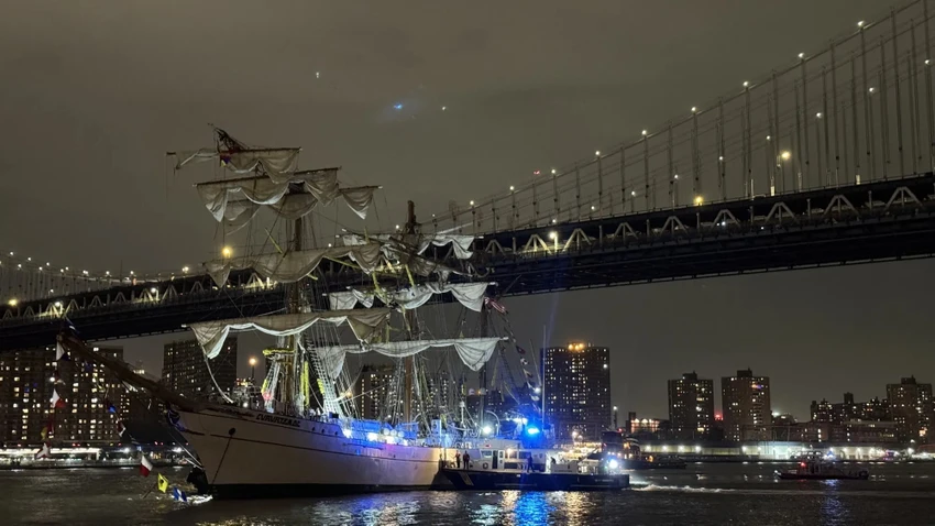 VIDEO: Tàu Hải quân Mexico va vào cầu Brooklyn ở New York, 20 người bị thương.