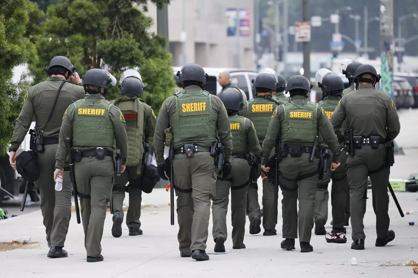 Ngày thứ 4 biểu tình ở Los Angeles: Lính thủy đánh bộ đến LA; Ông Trump kêu gọi bắt Thống đốc bang California