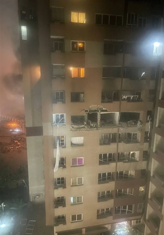 Các toà nhà hư hại ở Iran ngày 13-6 sau cuộc không kích của Israel. Ảnh: TASNIM