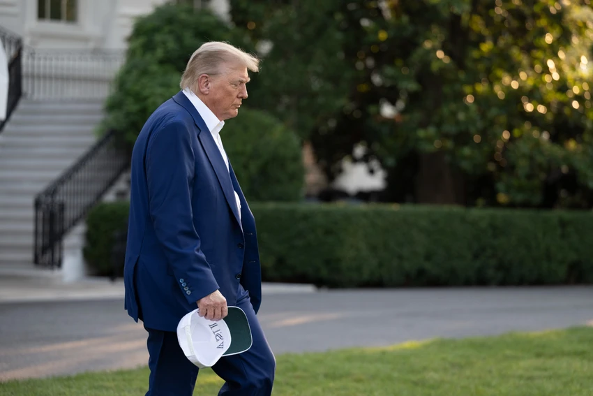 Tỉ lệ ủng hộ của ông Trump giảm mạnh khi người Mỹ tranh cãi về các vấn đề toàn cầu