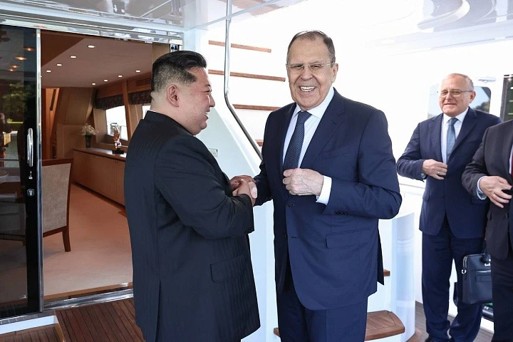 Lãnh đạo Triều Tiên Kim Jong-un (trái) tiếp Ngoại trưởng Nga Sergei Lavrov ngày 12-7. Ảnh: BỘ NGOẠI GIAO NGA