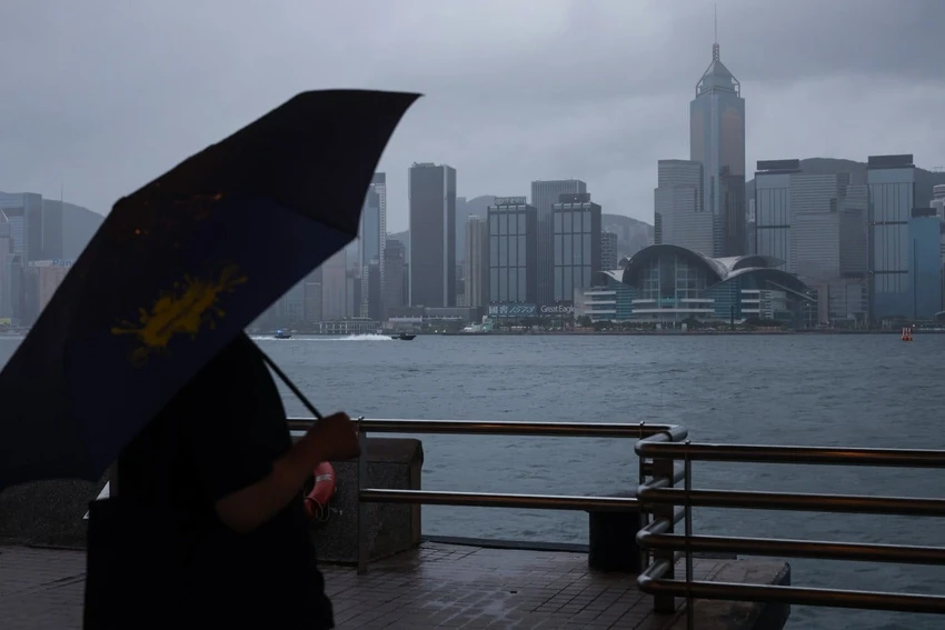 Cơn bão Wipha áp sát Hong Kong, kéo theo mưa to, gió lớn. Ảnh: SOUTH CHINA MORNING POST