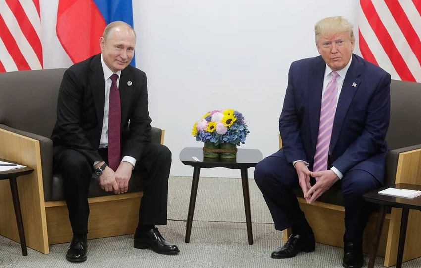 Tổng thống Nga Vladimir Putin (trái) và Tổng thống Mỹ Donald Trump. Ảnh: TASS