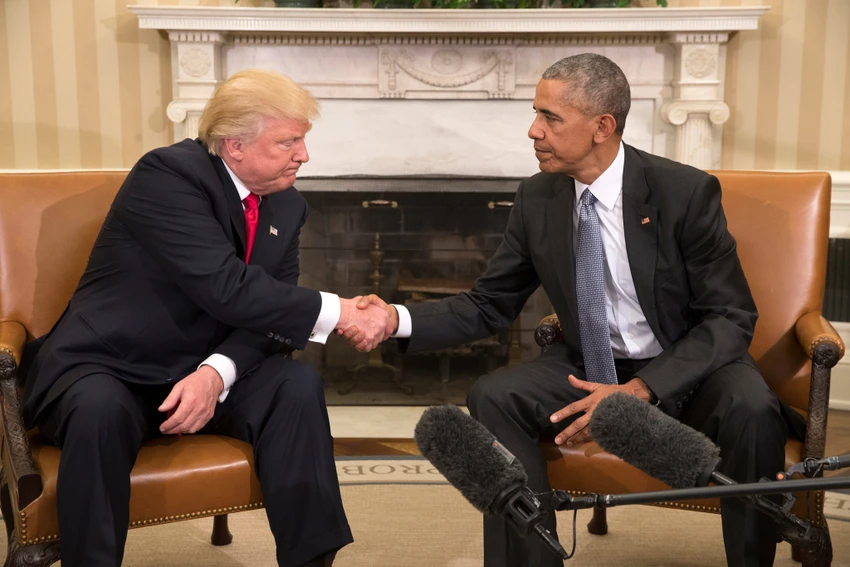 Tổng thống Mỹ Donald Trump (trái) và cựu Tổng thống Mỹ Barack Obama. Ảnh: THE NEW YORK TIMES