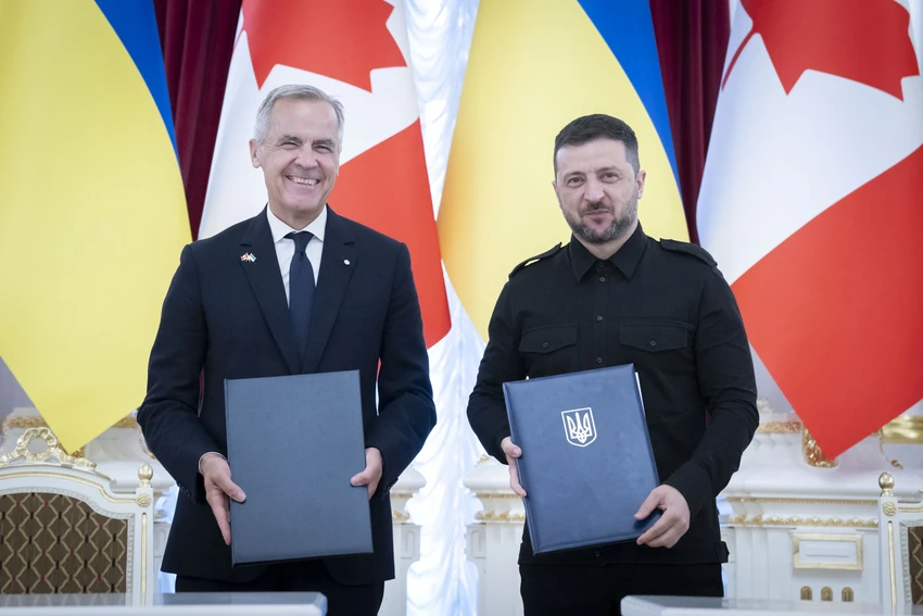 Tổng thống Ukraine Volodymyr Zelensky và Thủ tướng Canada Mark Carney (trái) tại thủ đô Kiev (Ukraine) ngày 24-8. Ảnh: X