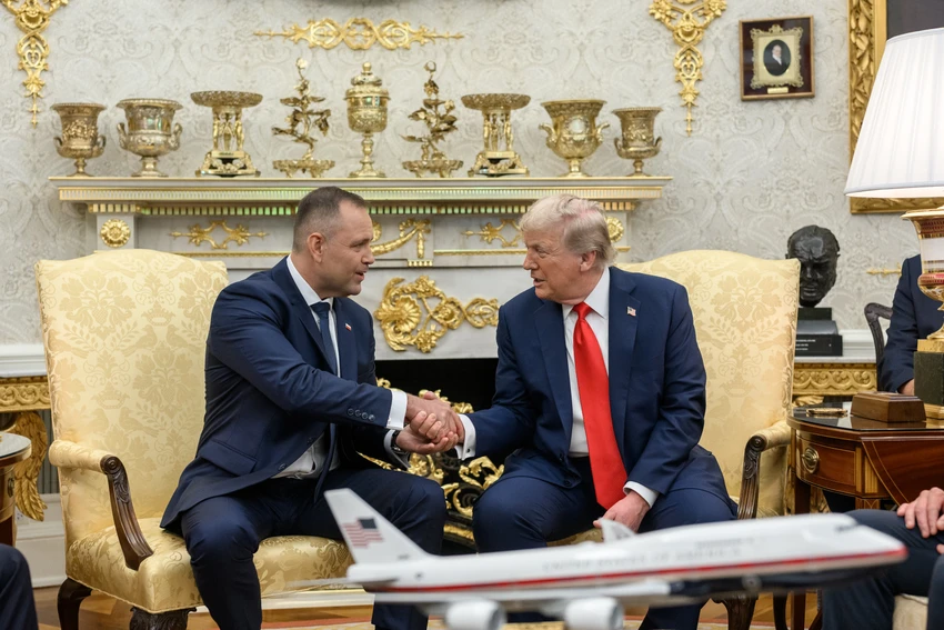 Tổng thống Mỹ Donald Trump (phải) và Tổng thống Ba Lan Karol tại Nhà Trắng, thủ đô Washington D.C (Mỹ) ngày 3-9. Ảnh: X