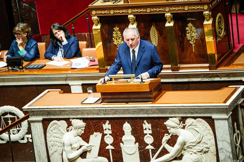 Biến động chính trường Pháp, ông Macron trước áp lực tìm thủ tướng mới
