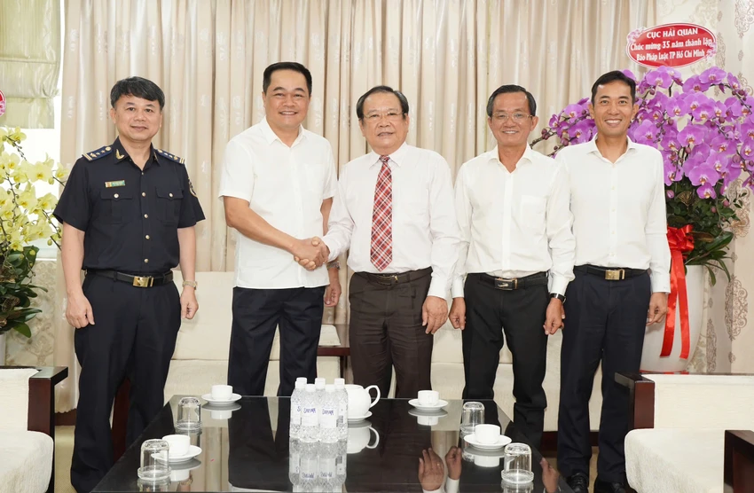 nhieu-don-vi-tham-va-chuc-mung-bao-phap-luat-tp-hcm-nhan-ky-niem-35-nam-thanh-lap-bao.jpg