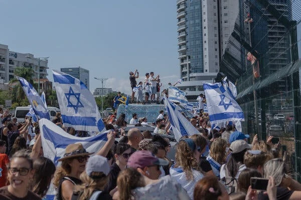 Người dân Tel Aviv ăn mừng khi các con tin được Hamas trả tự do. Ảnh: THE NEW YORK TIMES