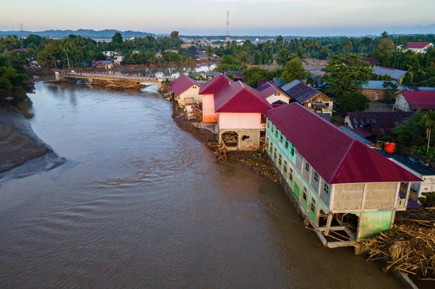 Mưa lũ hoành hành nhiều nước châu Á, hơn 900 người chết