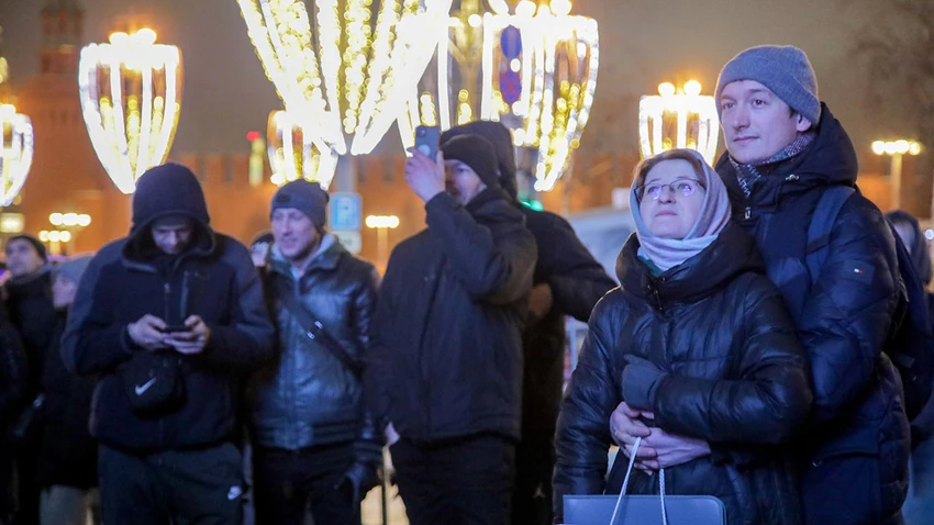 Người dân tại công viên Zaryadye ở thủ đô Moscow (Nga) cùng nhau chờ đón thời khắc giao thừa 2026. Ảnh: Moskva News Agency